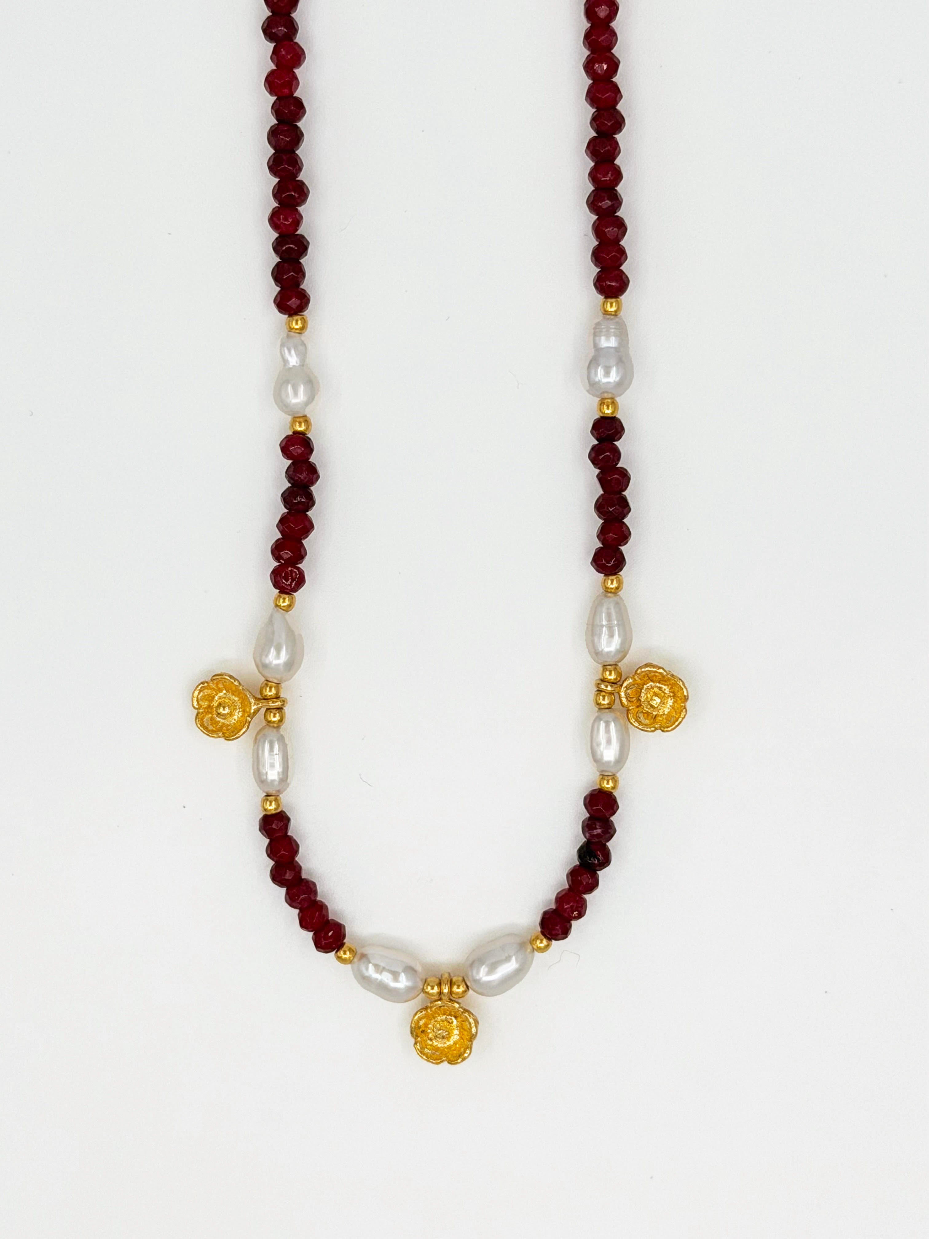 Bordo Doğal Taşlı ve İncili Altın Kaplama 925 Ayar Gümüş Çiçekli Kolye