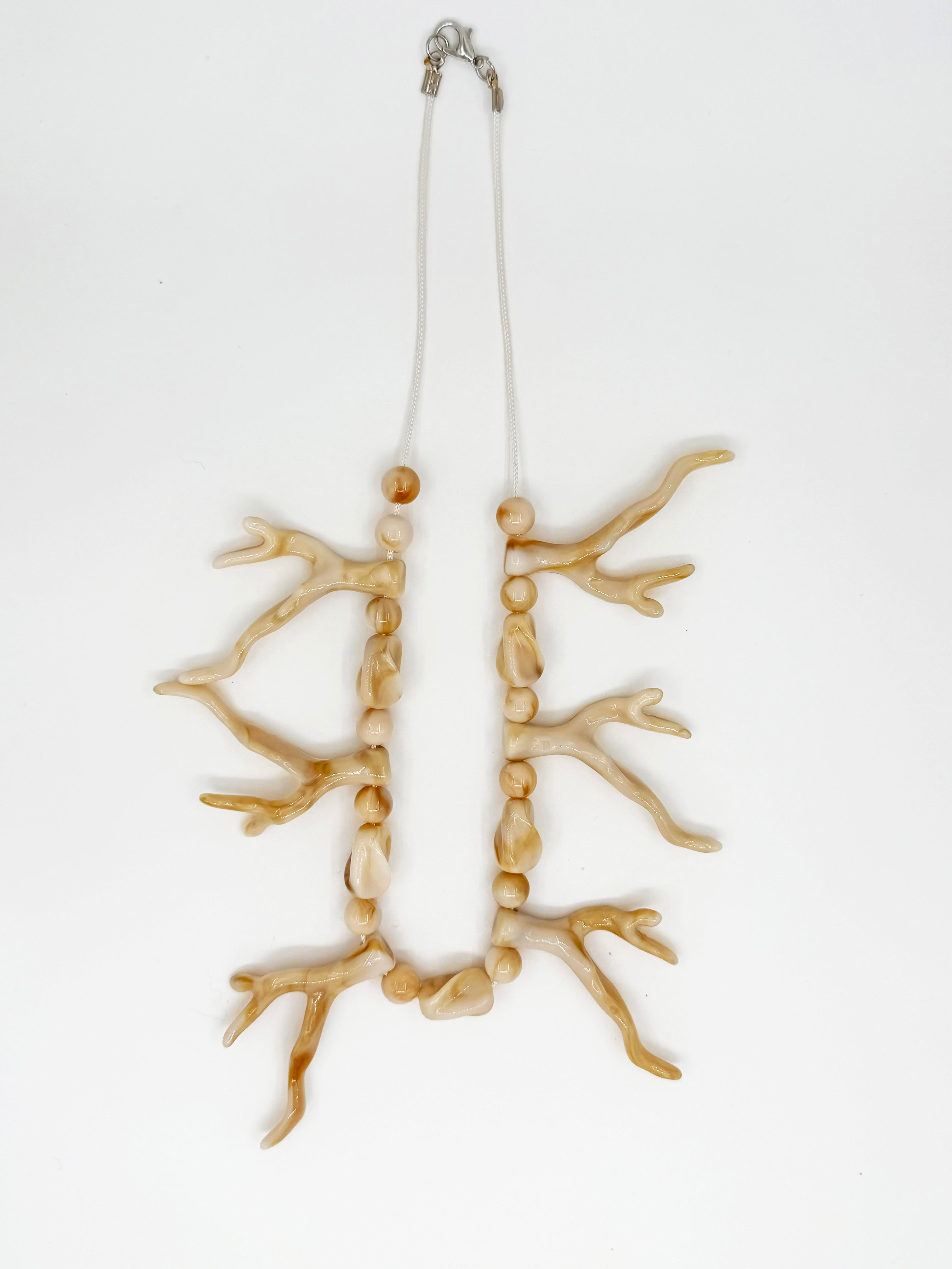 Bej Renk Mercan Formlu Akrilik Kolye