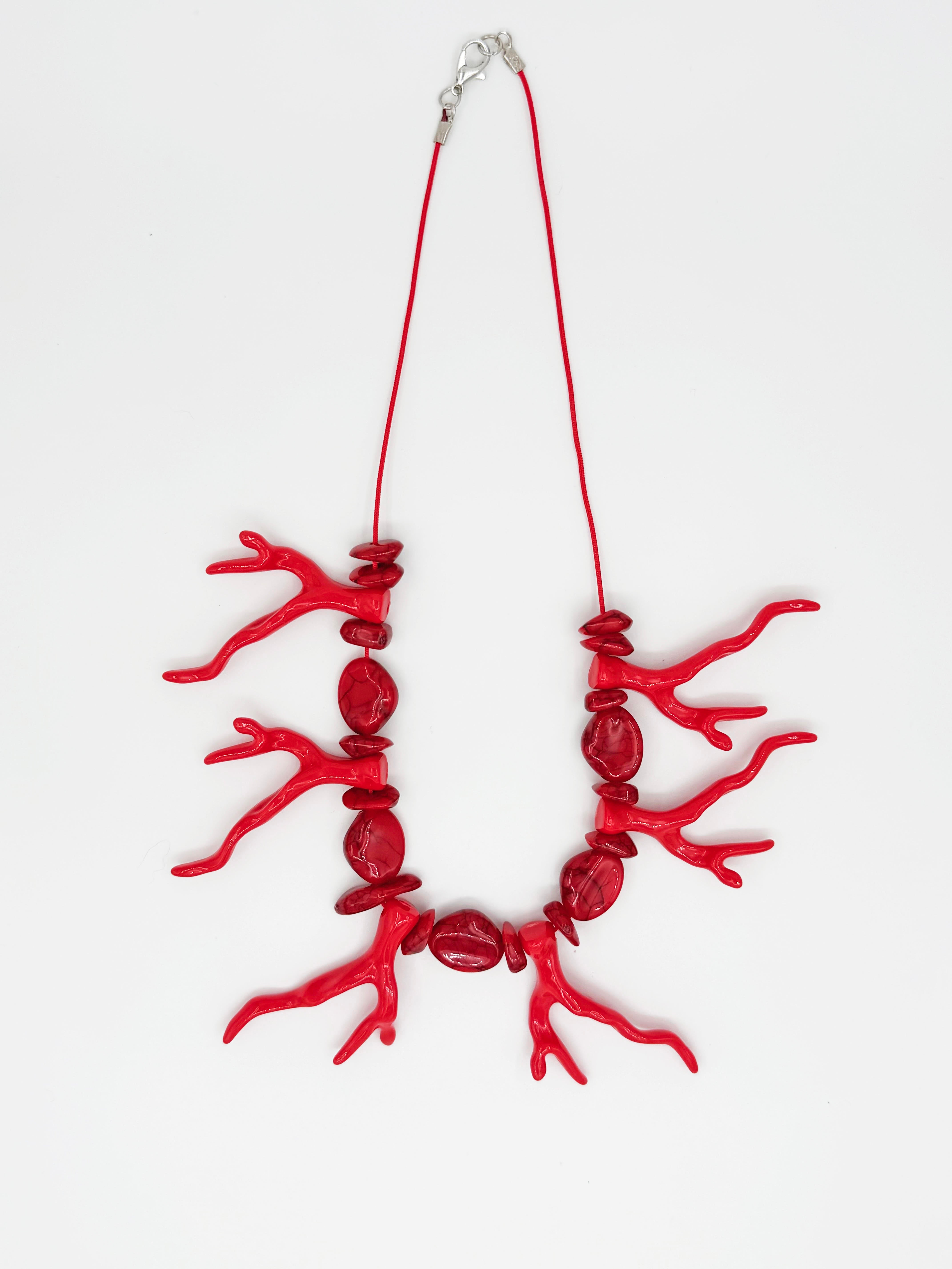 Kırmızı Renk Mercan Formlu Akrilik Kolye