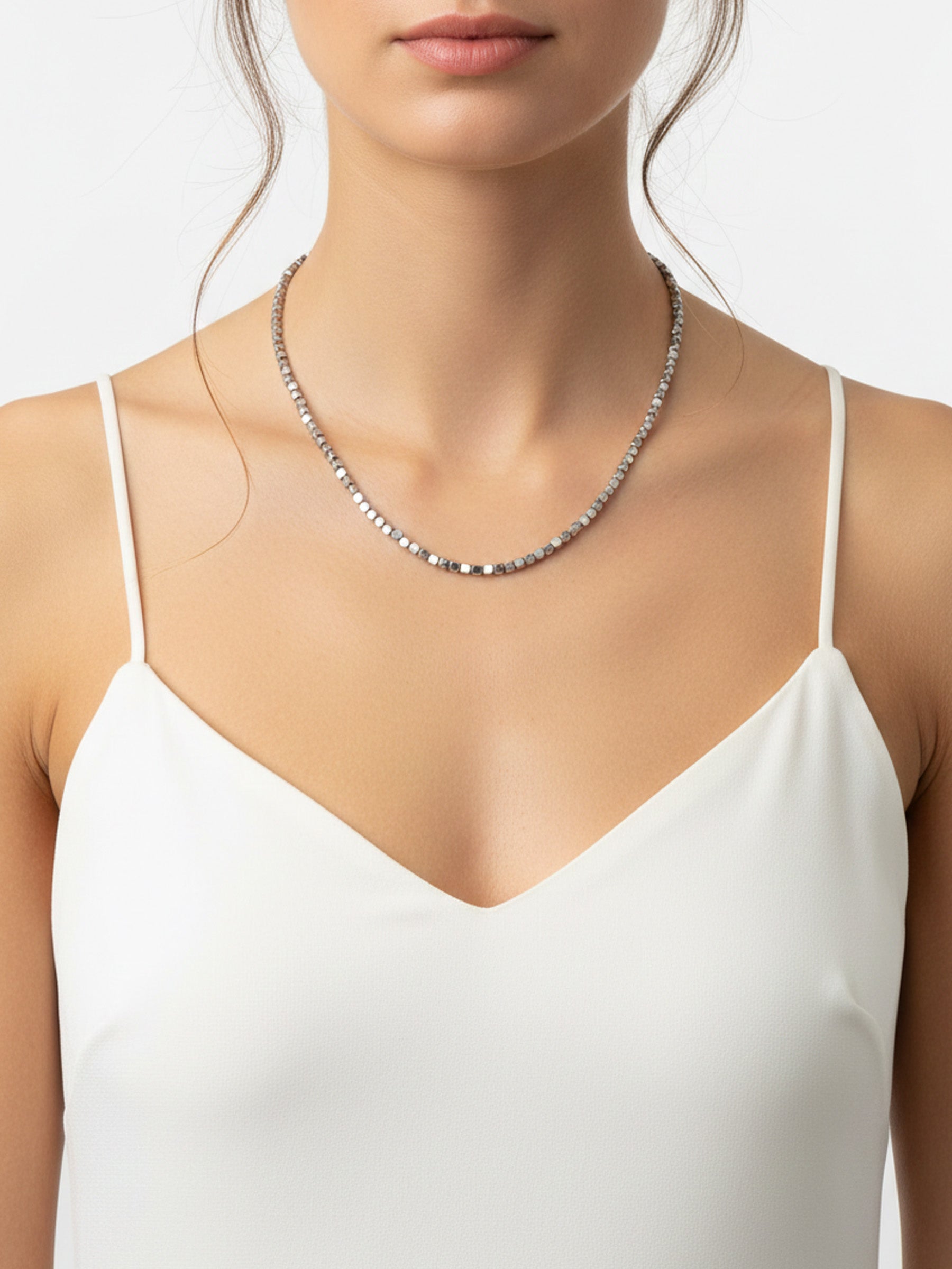 Küp Kesim Gümüş Renk Çelik Kolye