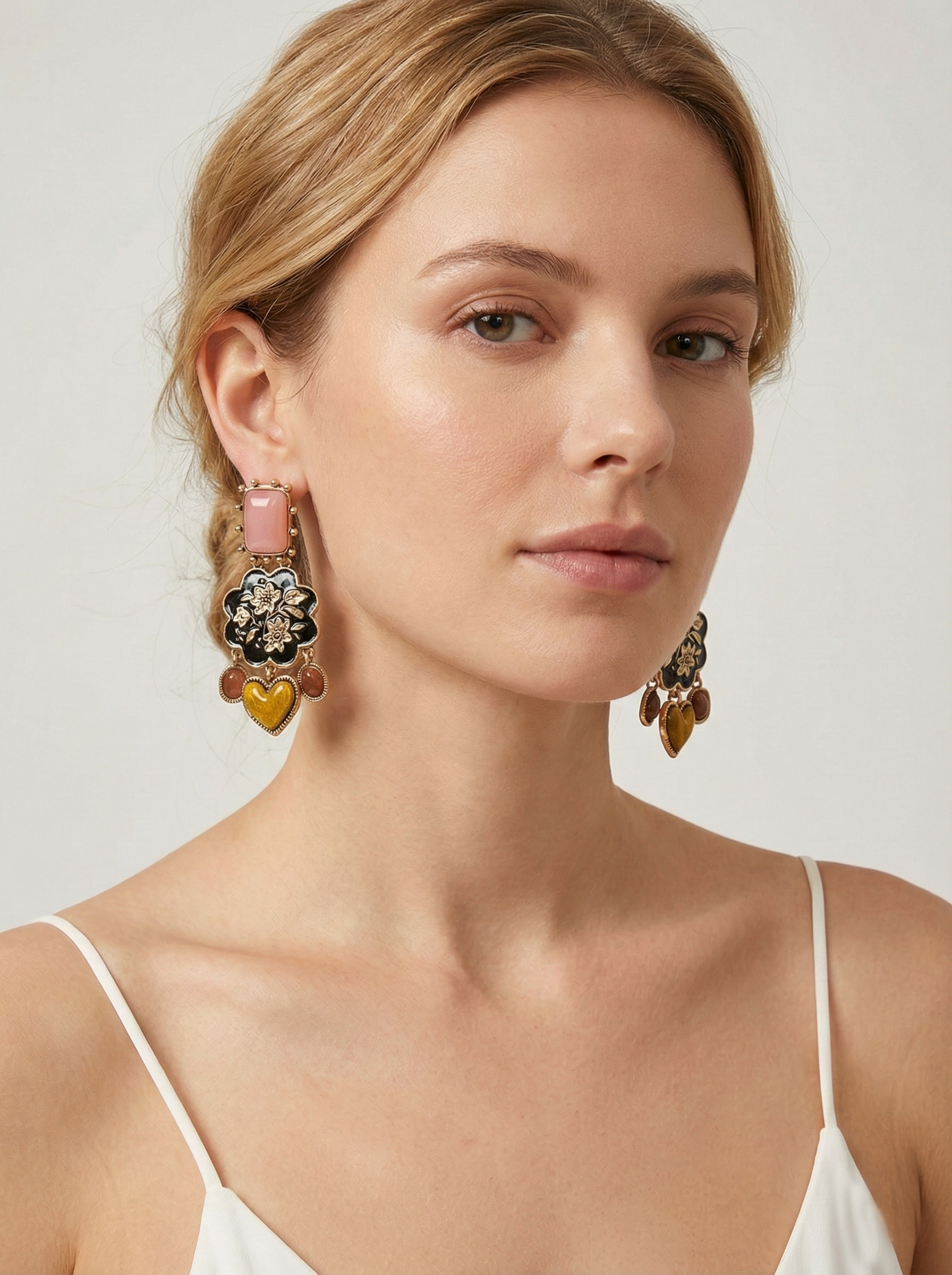 Feminen Çiçek Motifli Sallantılı Küpe