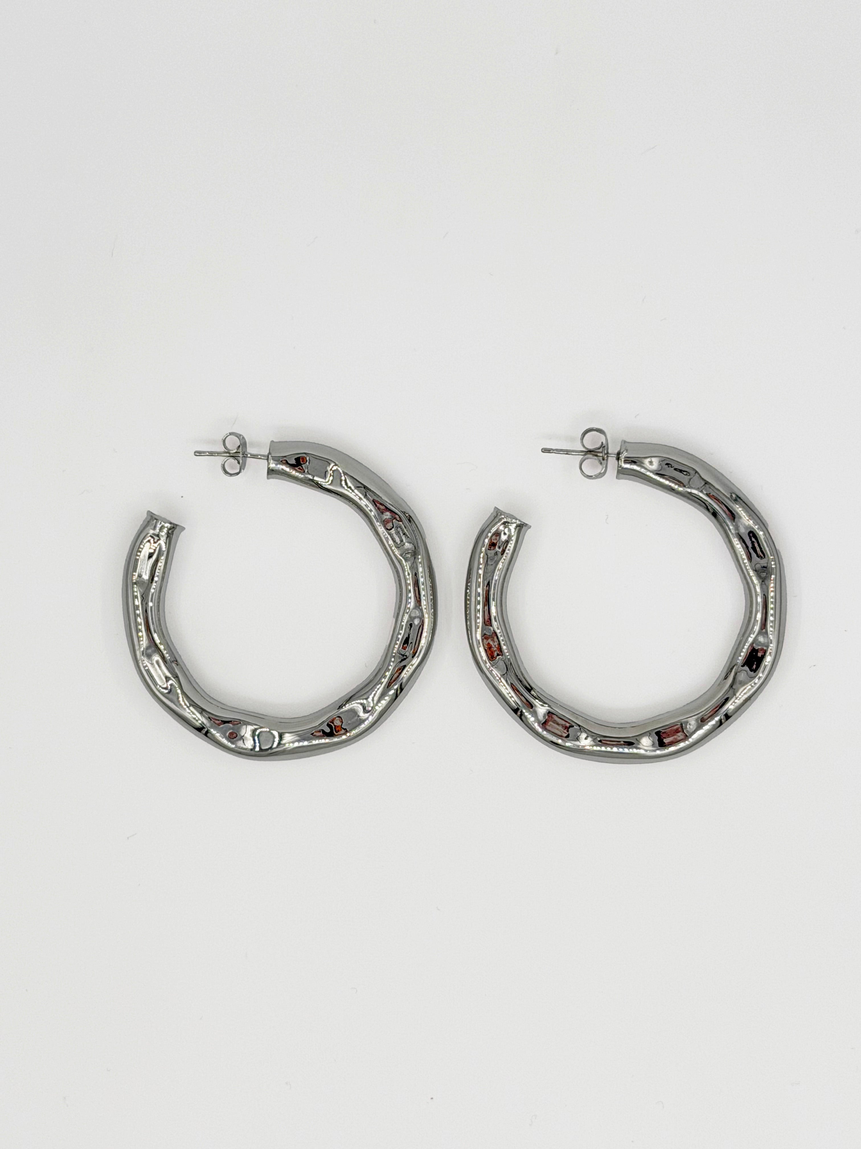 Gümüş Renk Kıvrımlı Halka Küpe