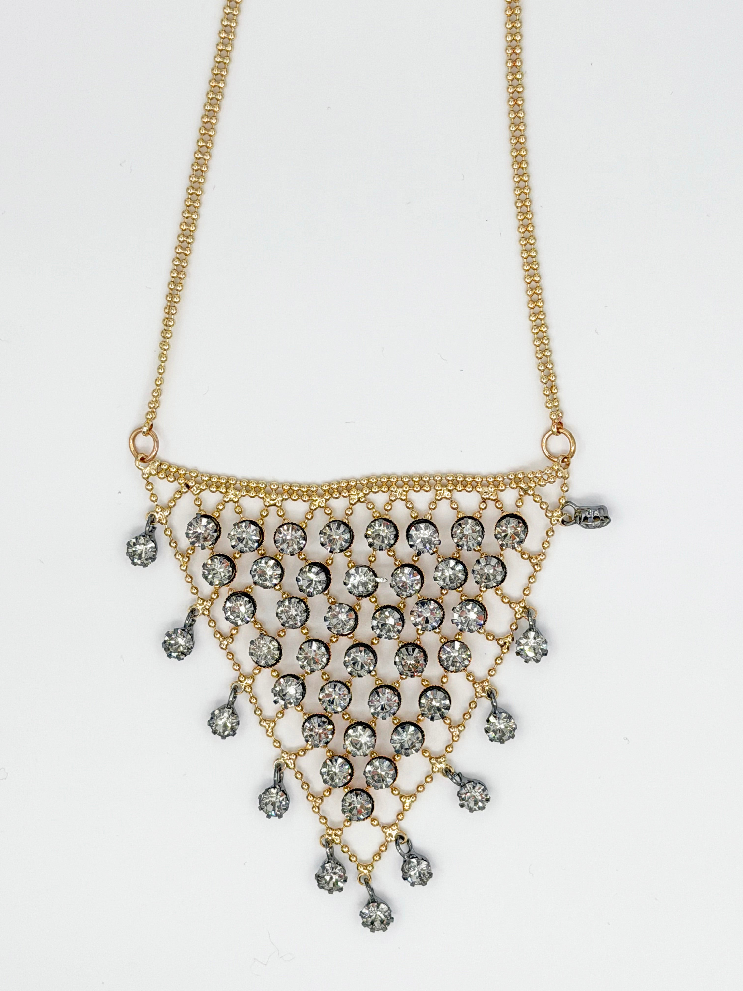 Muska Formunda Altın Renk Kristal Taşlı Kolye