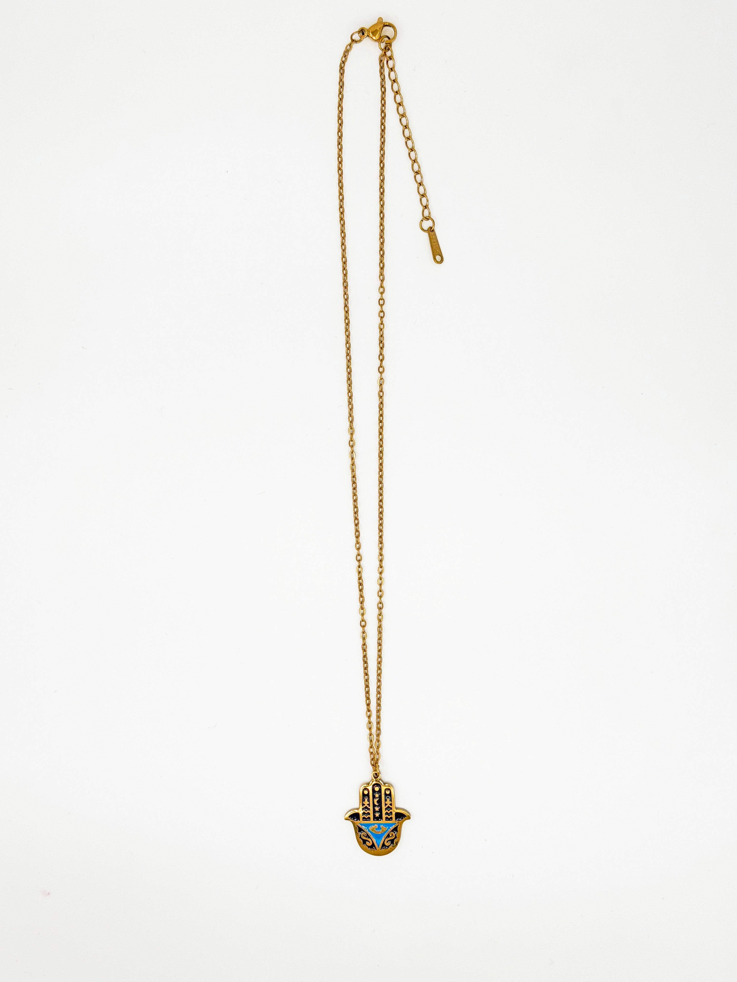 Lacivert Fatma’nın Eli Kolye