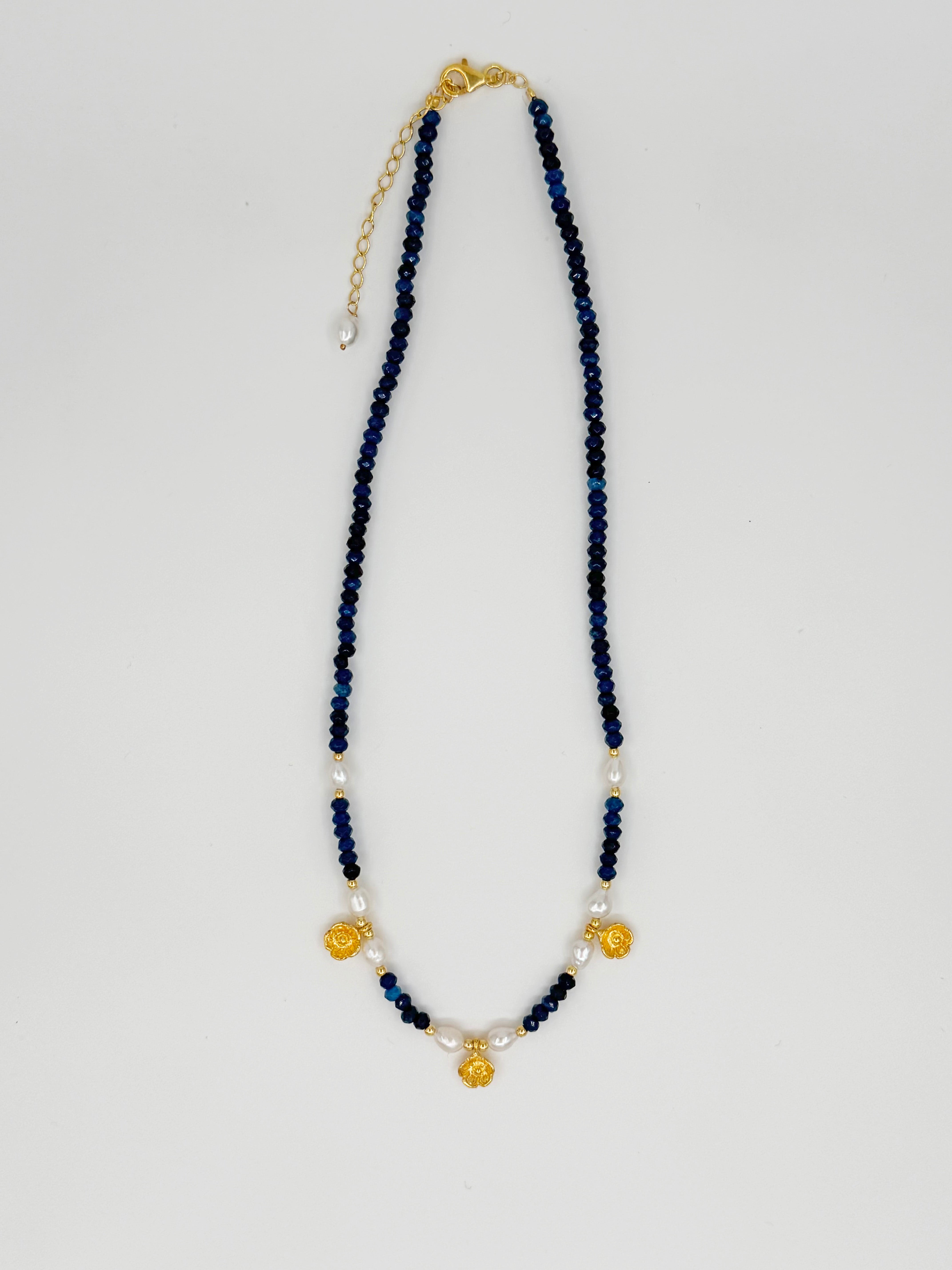 Mavi Doğal Taşlı ve İncili Altın Kaplama 925 Ayar Gümüş Çiçekli Kolye