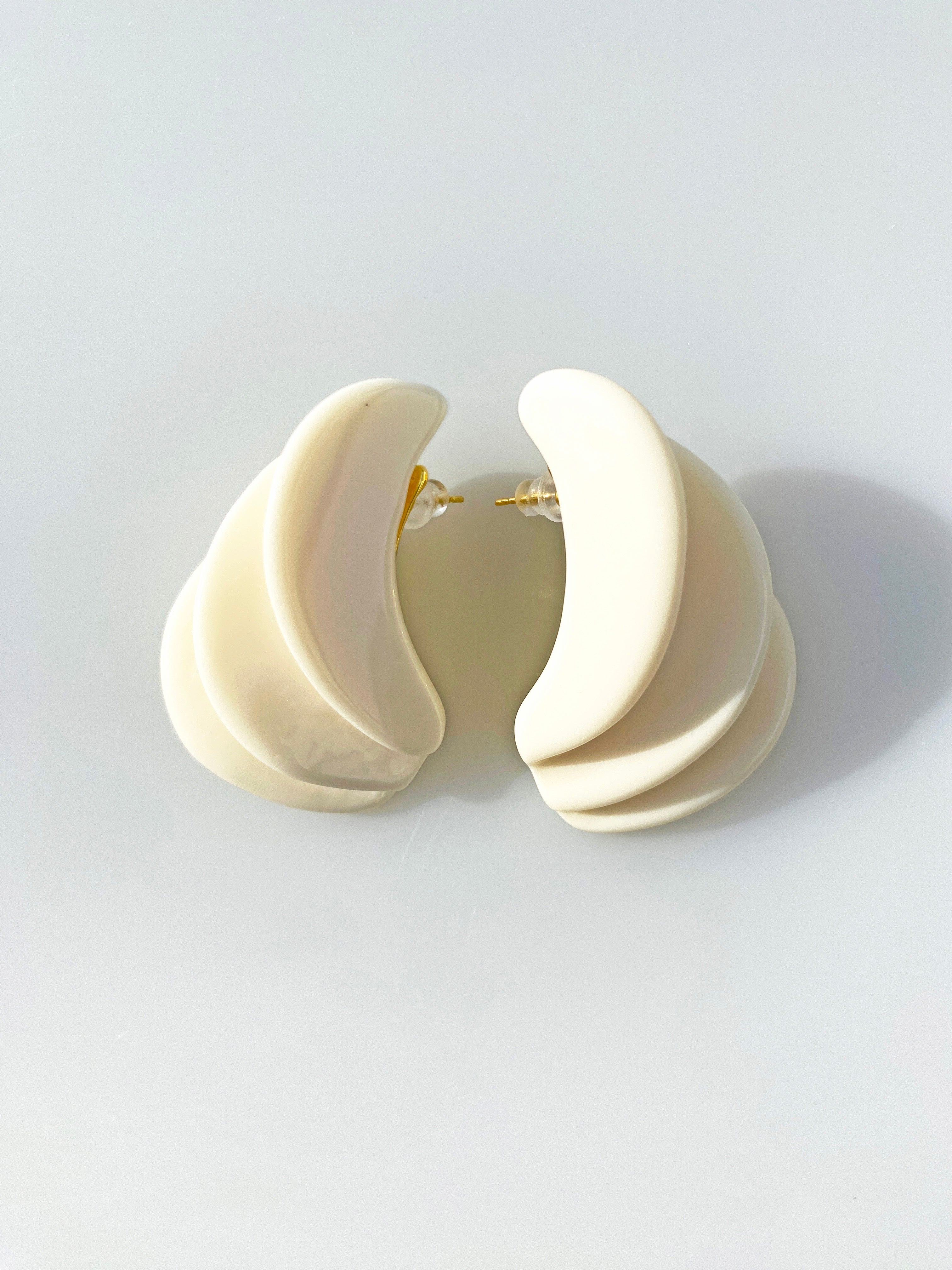 Krem Renk Kıvrımlı Küpe