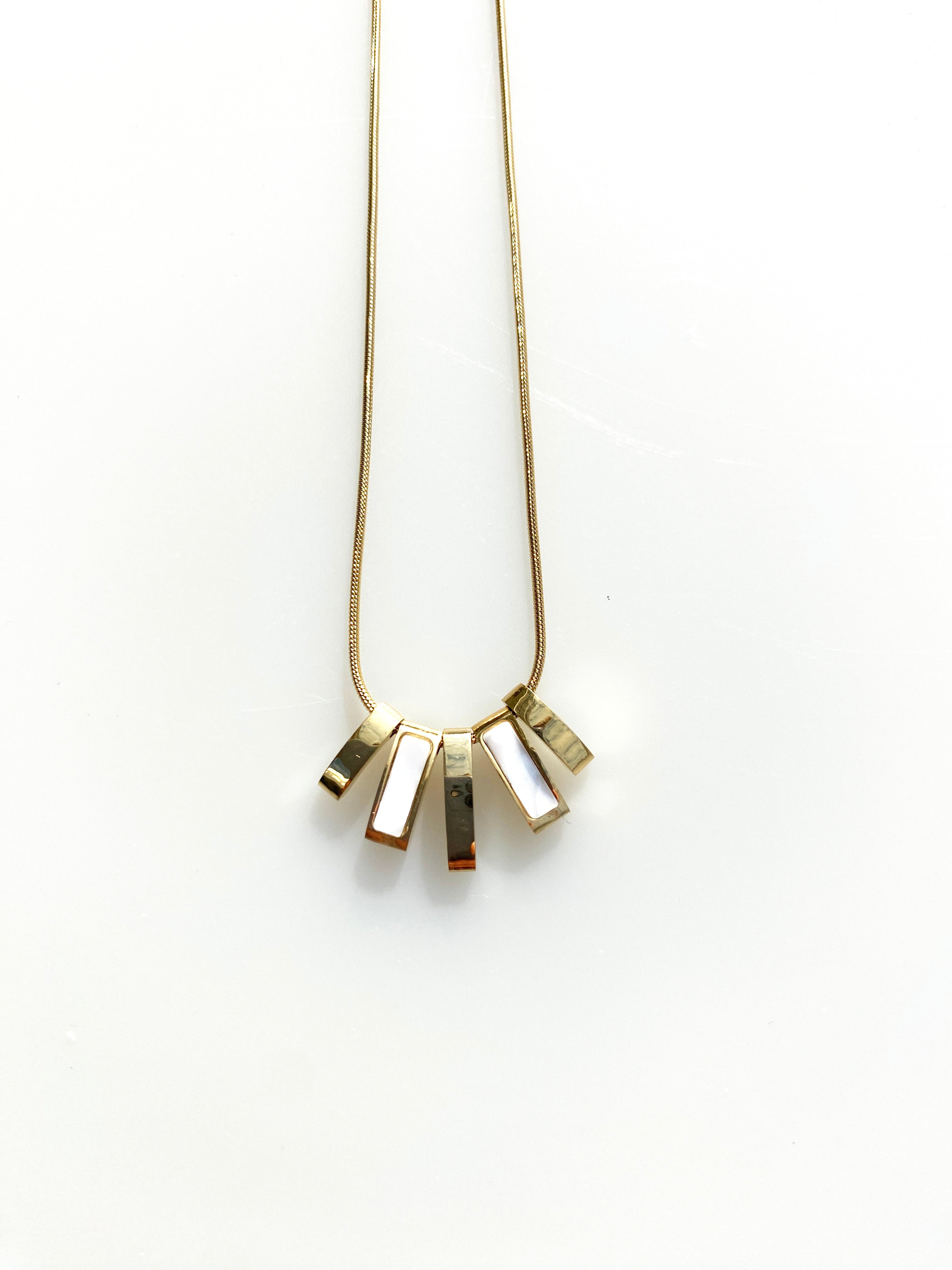 Altın Renk Çelik ve Sedef Kolye