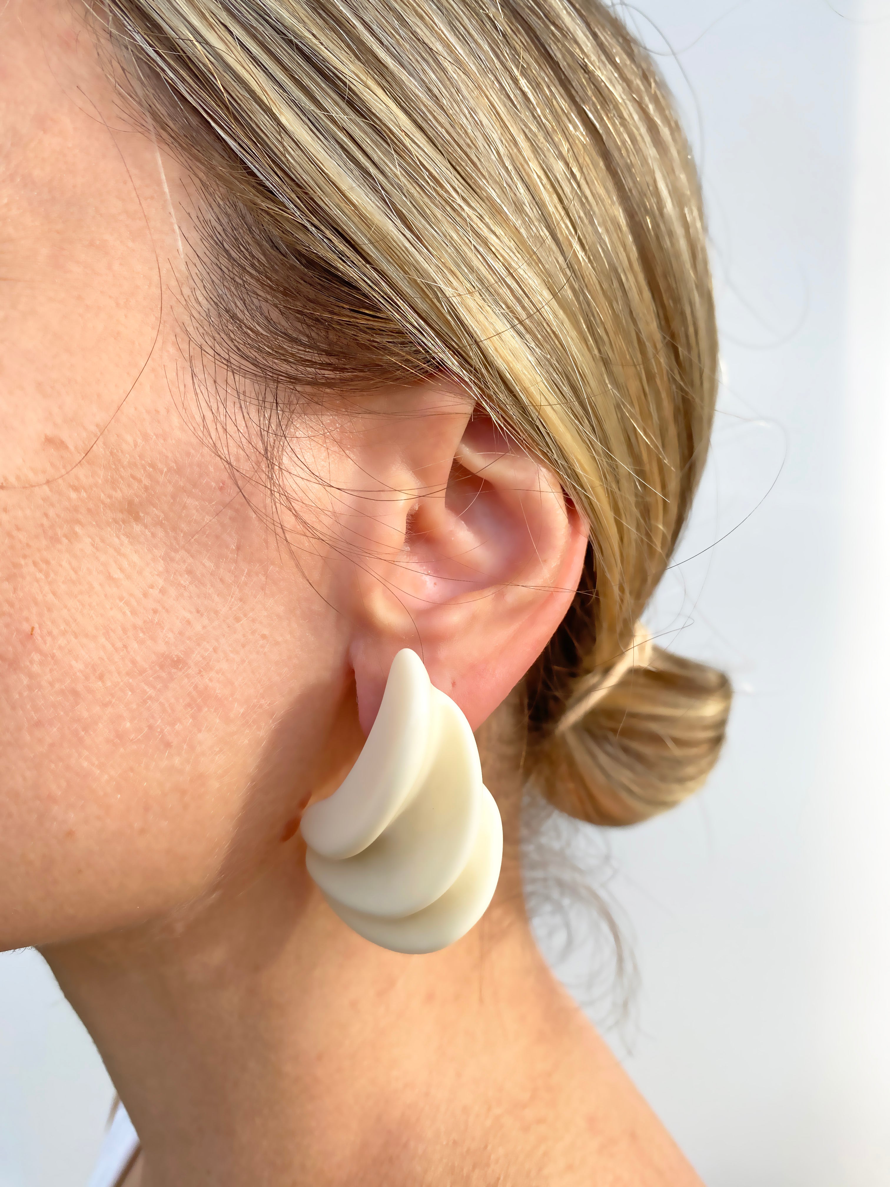 Krem Renk Kıvrımlı Küpe