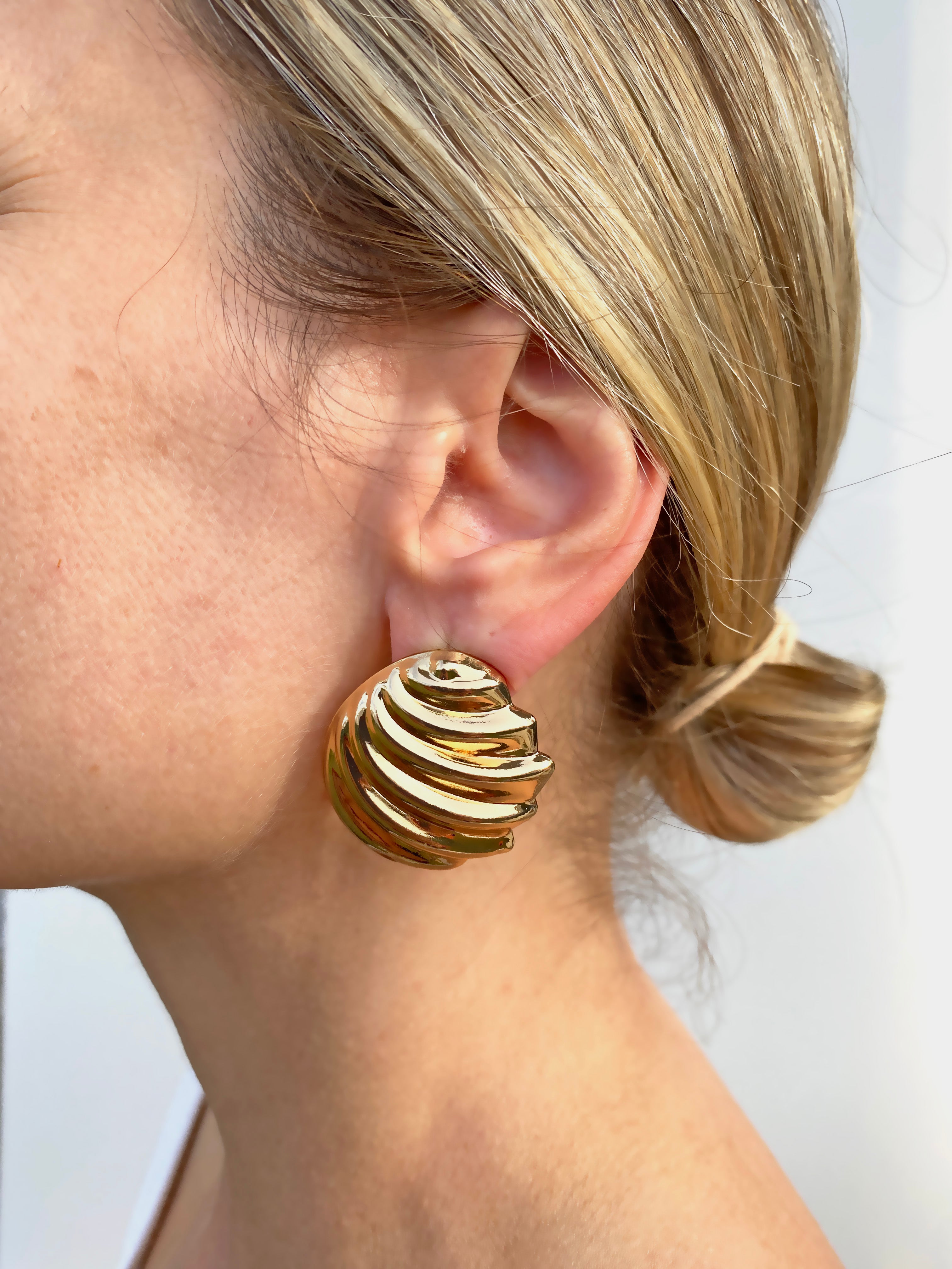 Altın Renk Dalgalı Vintage Küpe