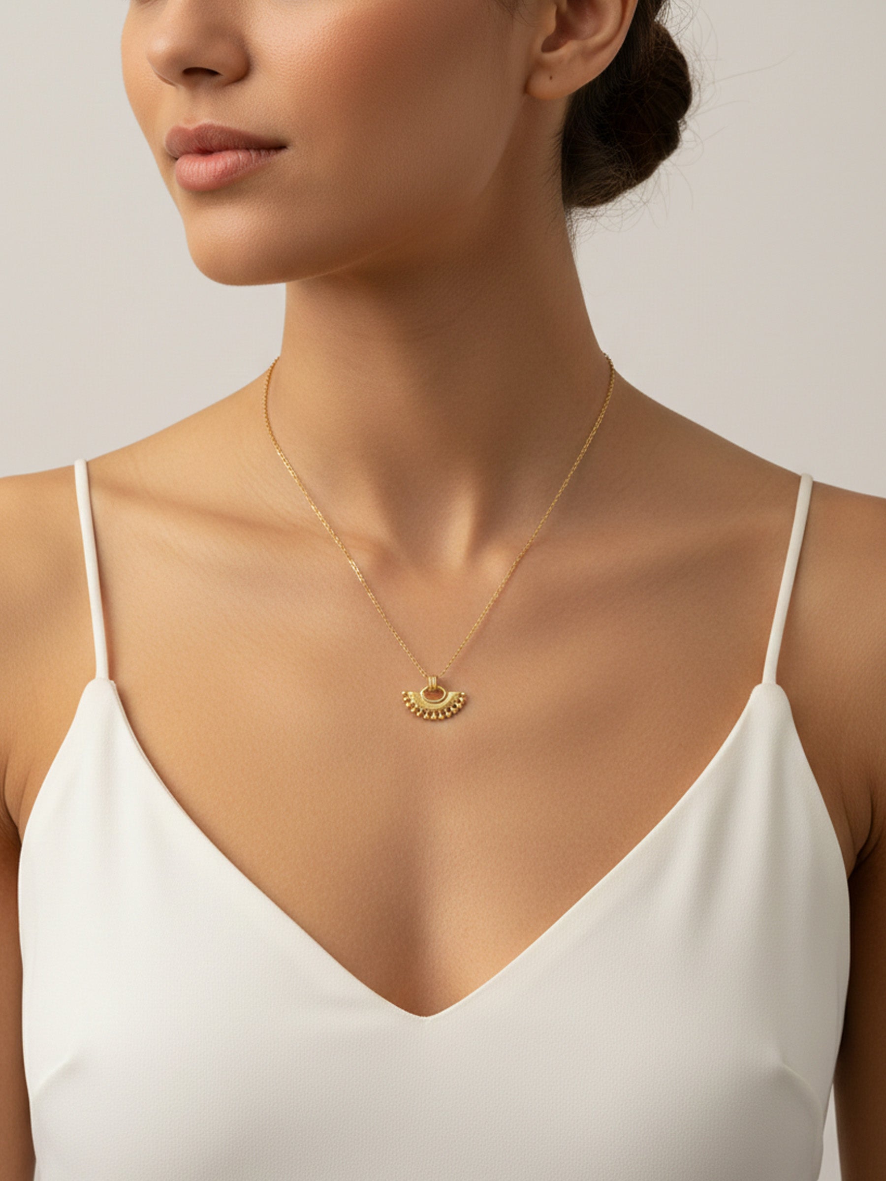 Antik Güneş Figürlü Altın Renk Çelik Kolye