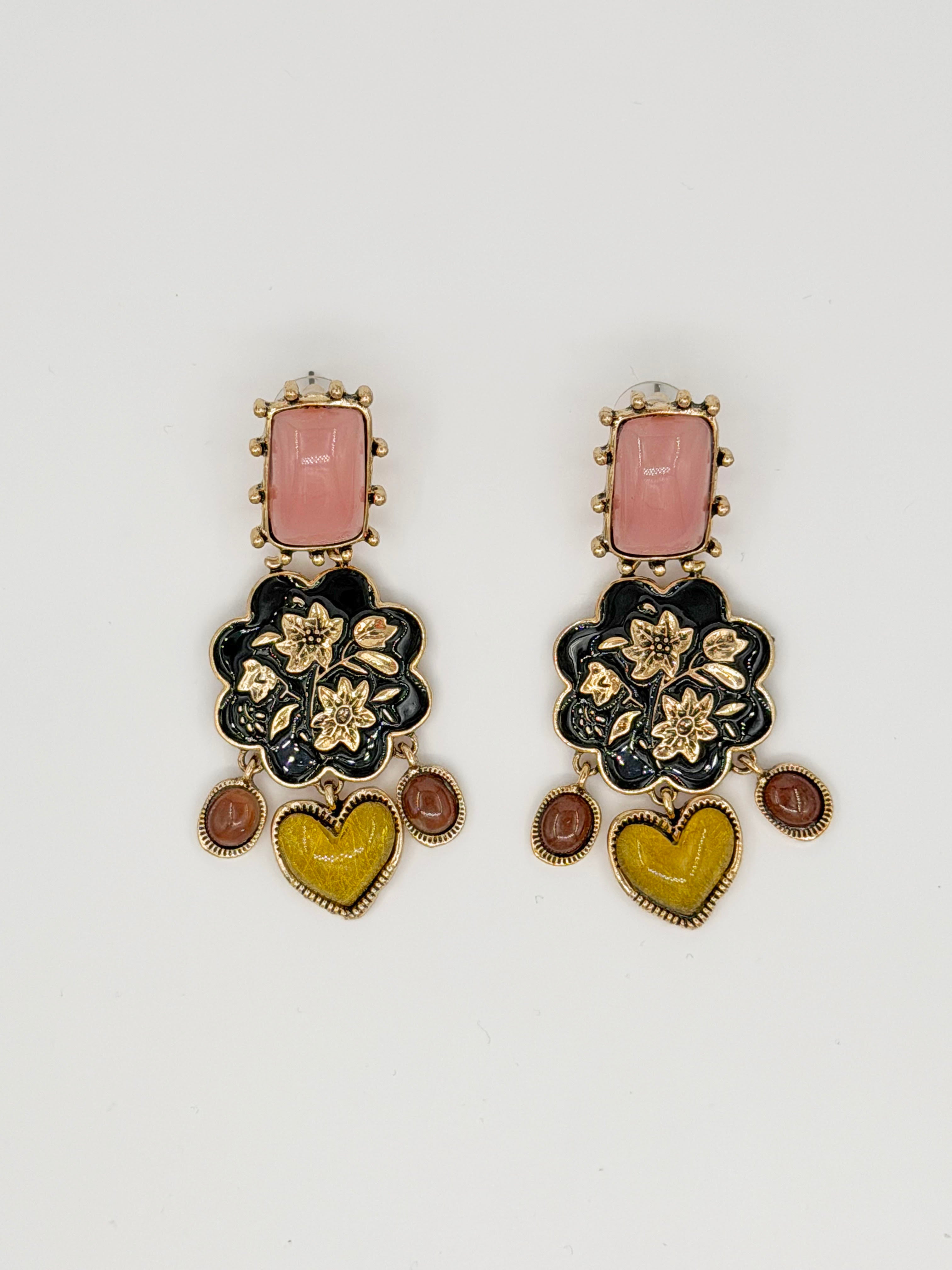 Feminen Çiçek Motifli Sallantılı Küpe