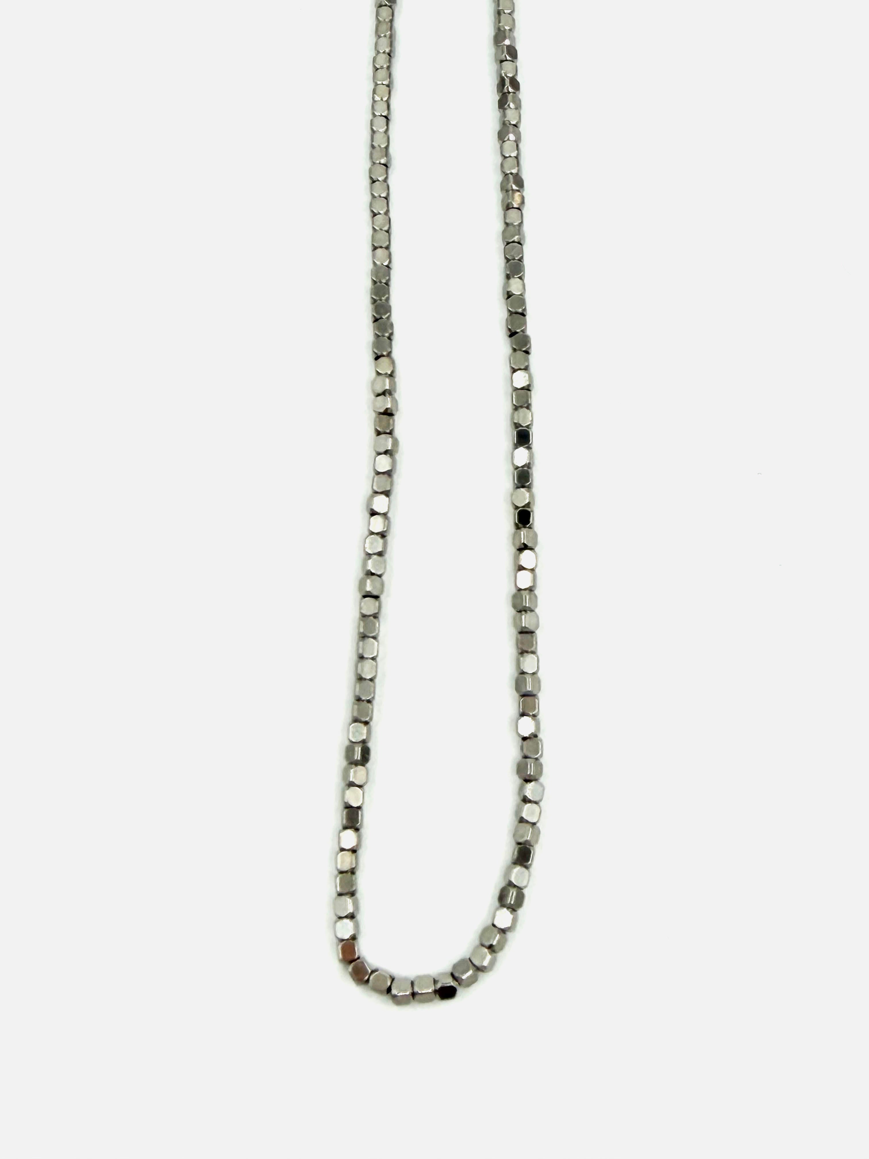 Küp Kesim Gümüş Renk Çelik Kolye