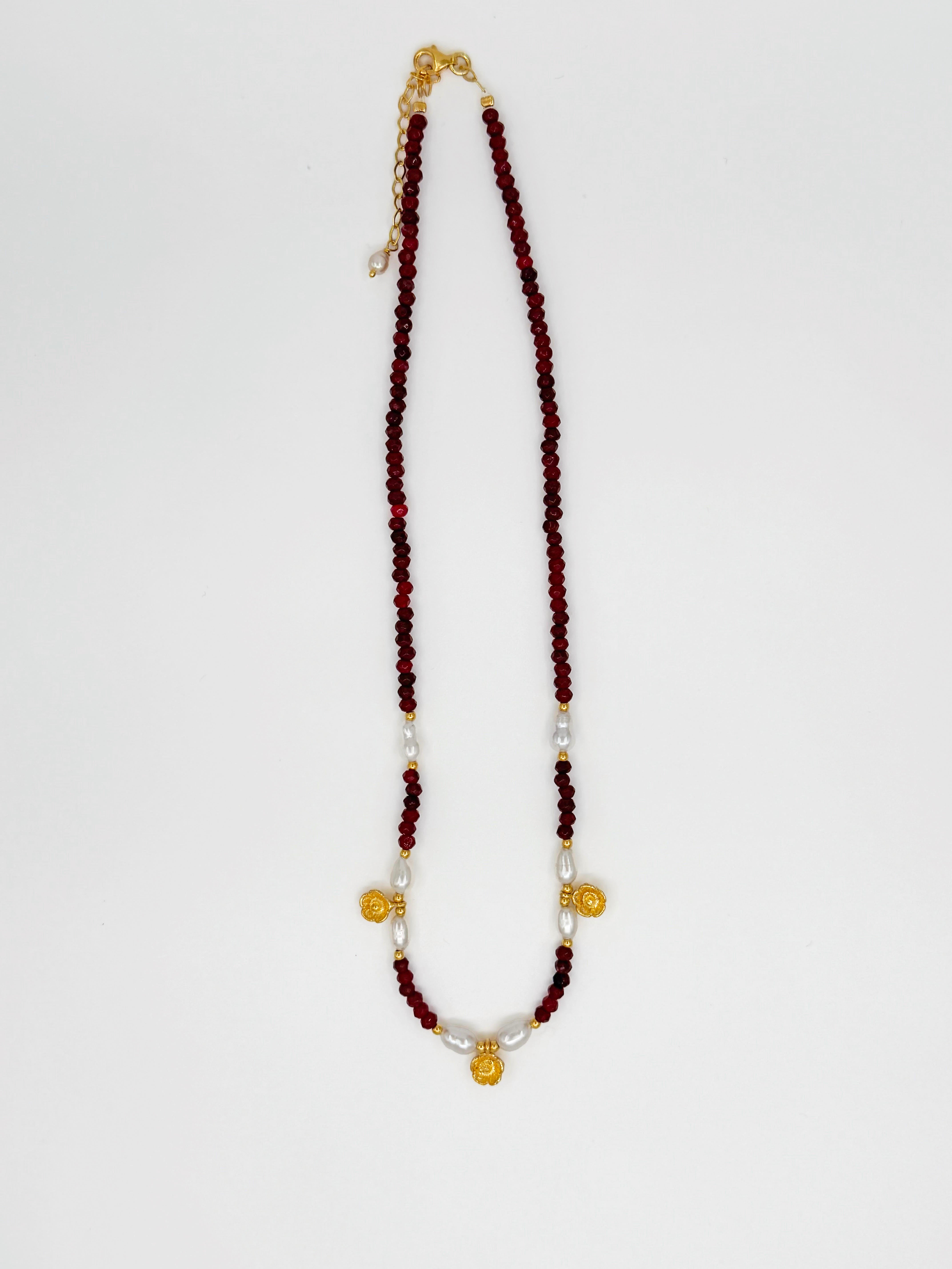 Bordo Doğal Taşlı ve İncili Altın Kaplama 925 Ayar Gümüş Çiçekli Kolye