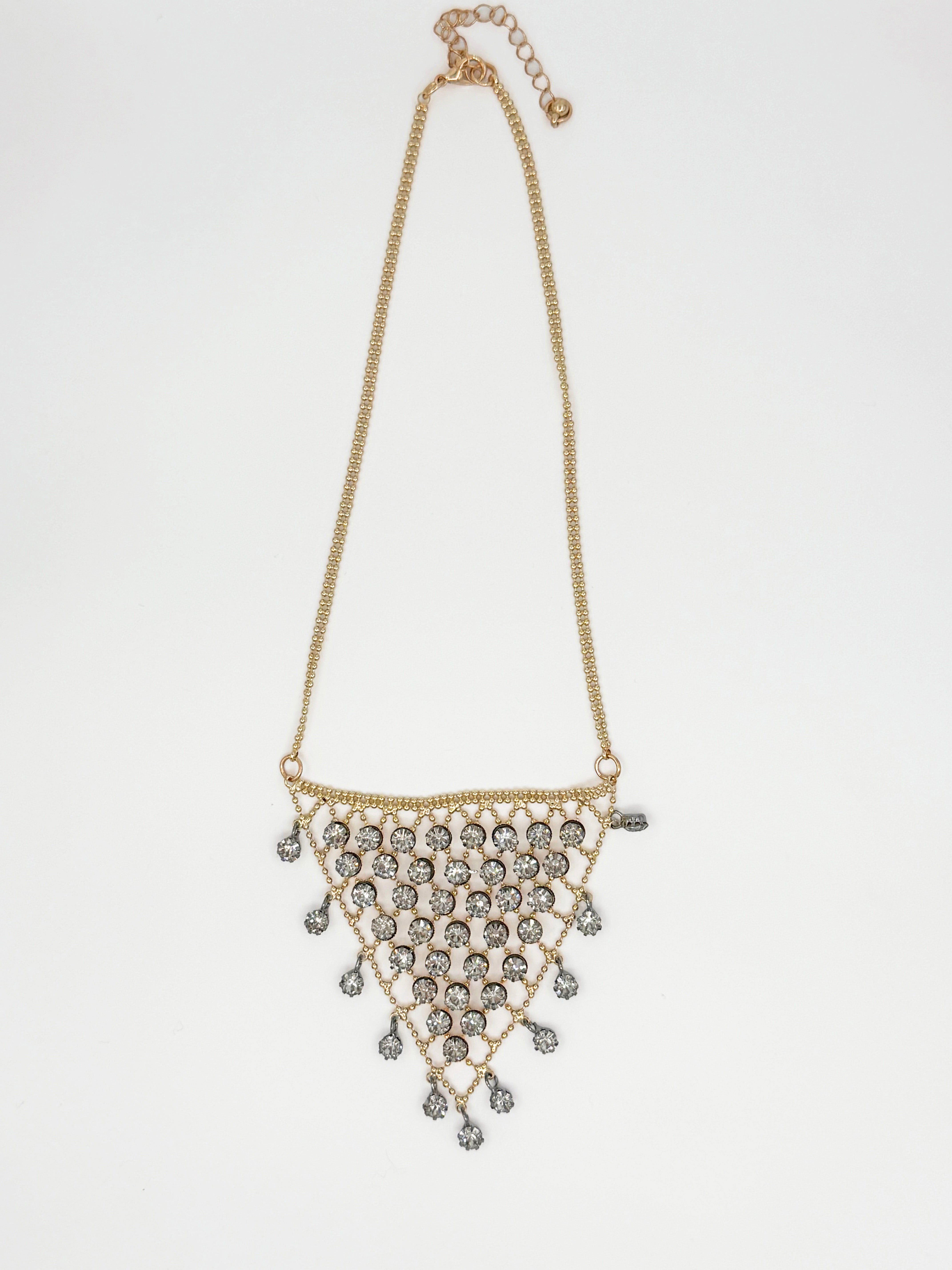 Muska Formunda Altın Renk Kristal Taşlı Kolye