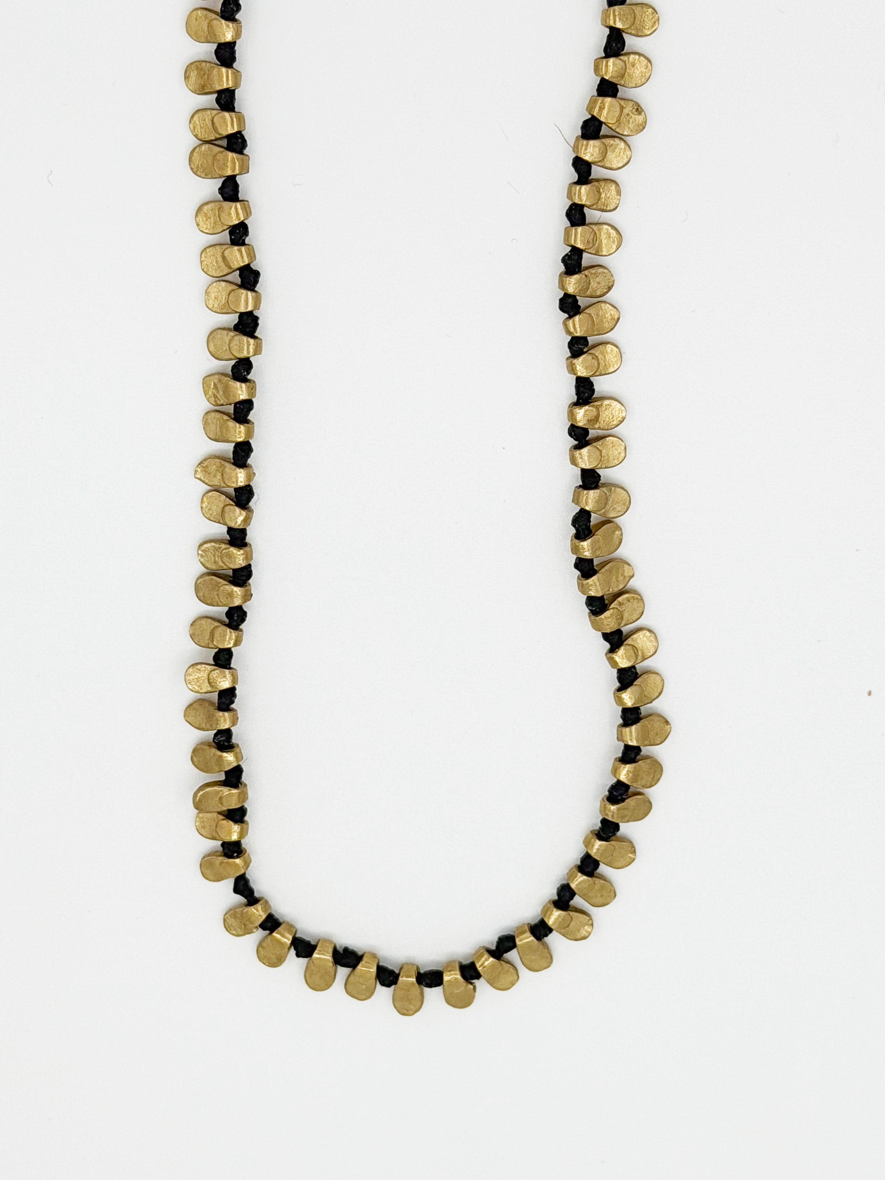 Siyah İpli Altın Kaplama Plakalı 925 Ayar Gümüş Kolye