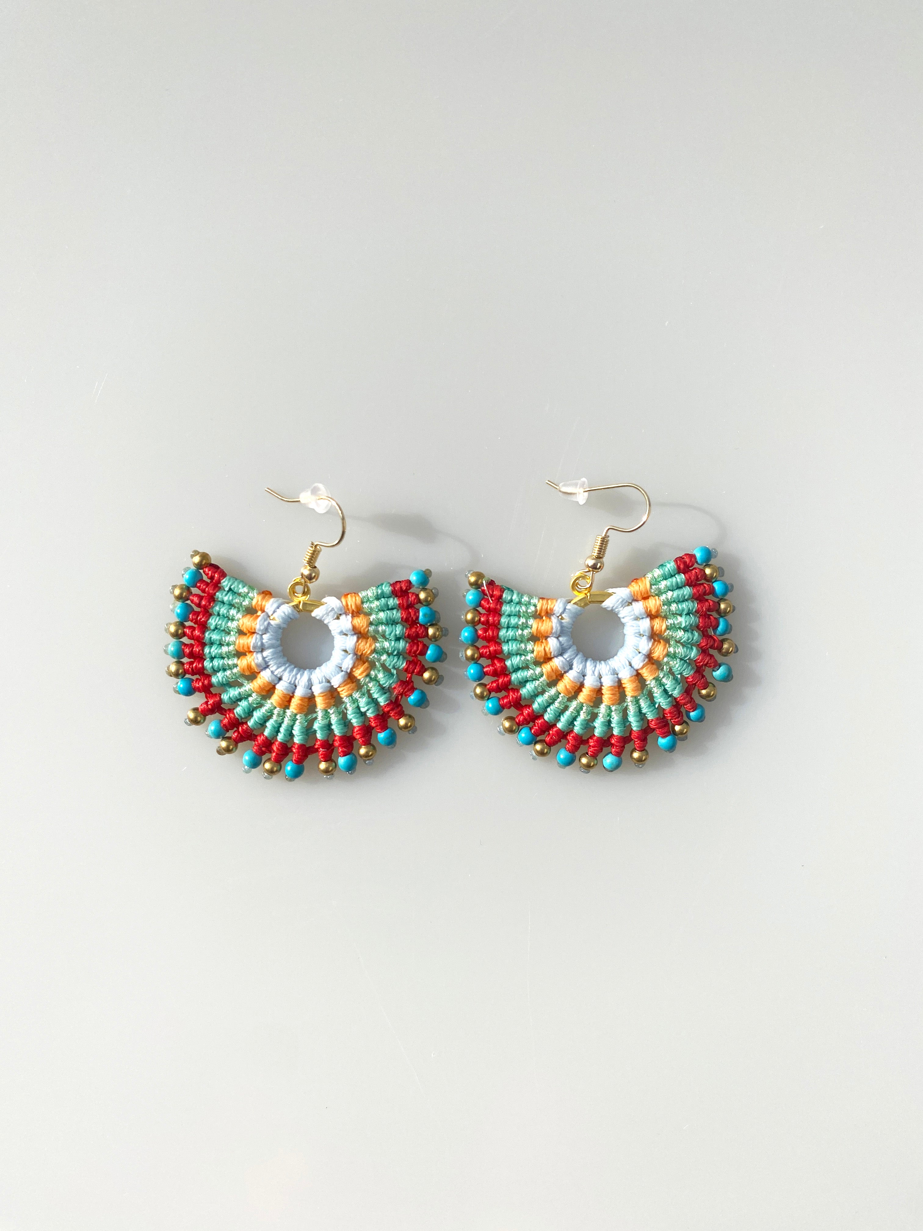 Turkuaz Yarım Ay El Yapımı Örgü Küpe