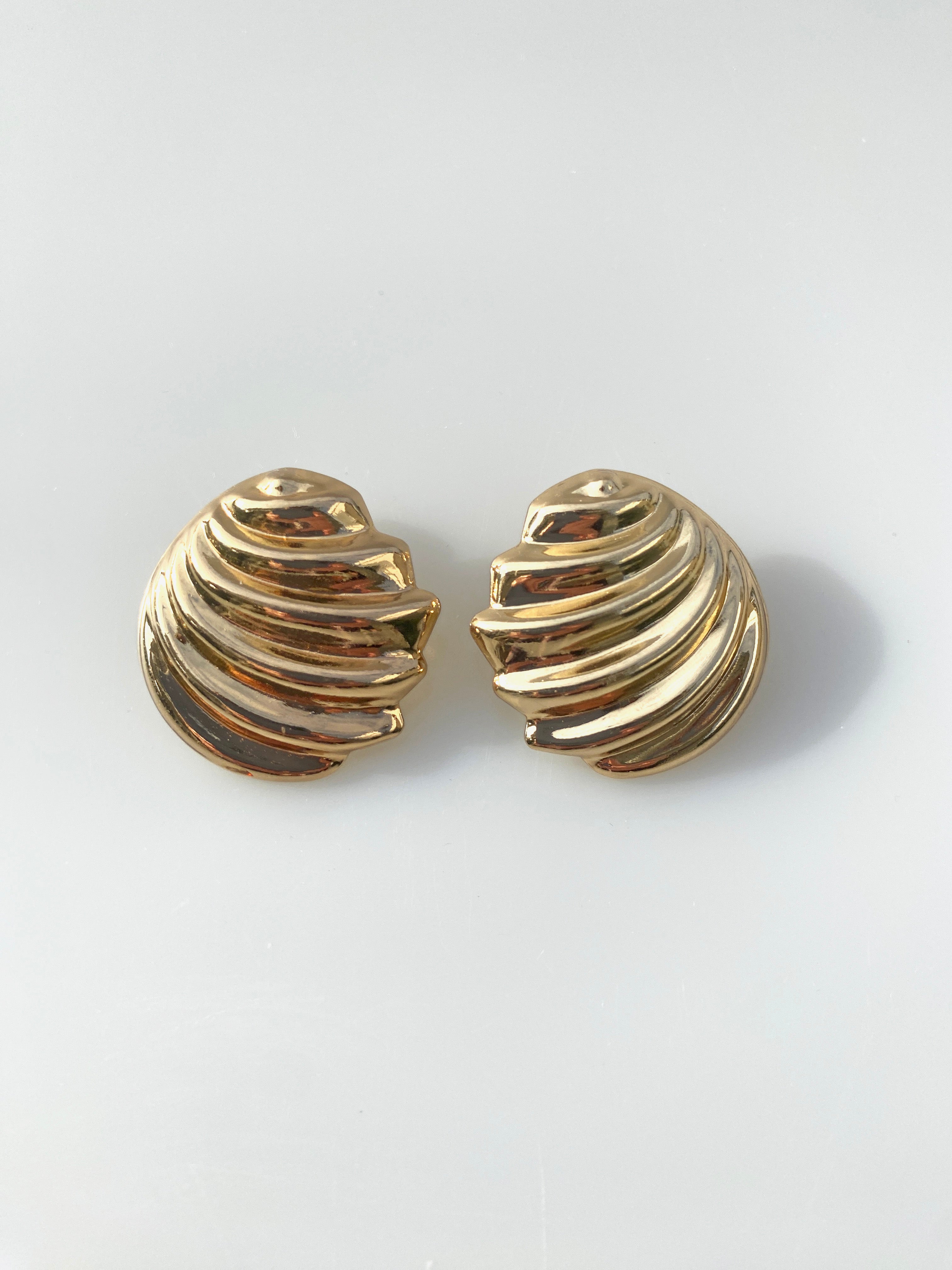 Altın Renk Dalgalı Vintage Küpe