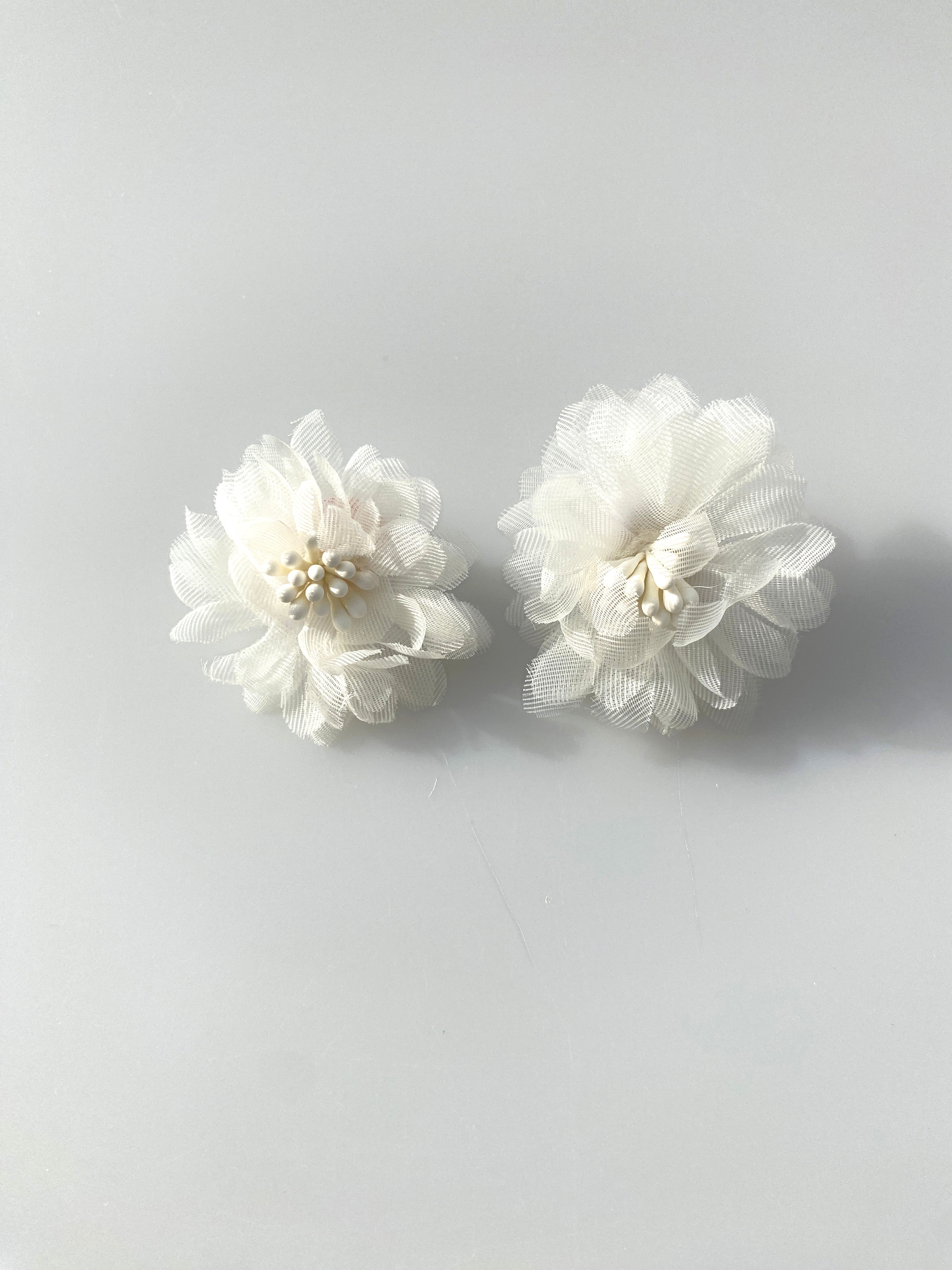 Çiçek Formunda Beyaz Tül Küpe