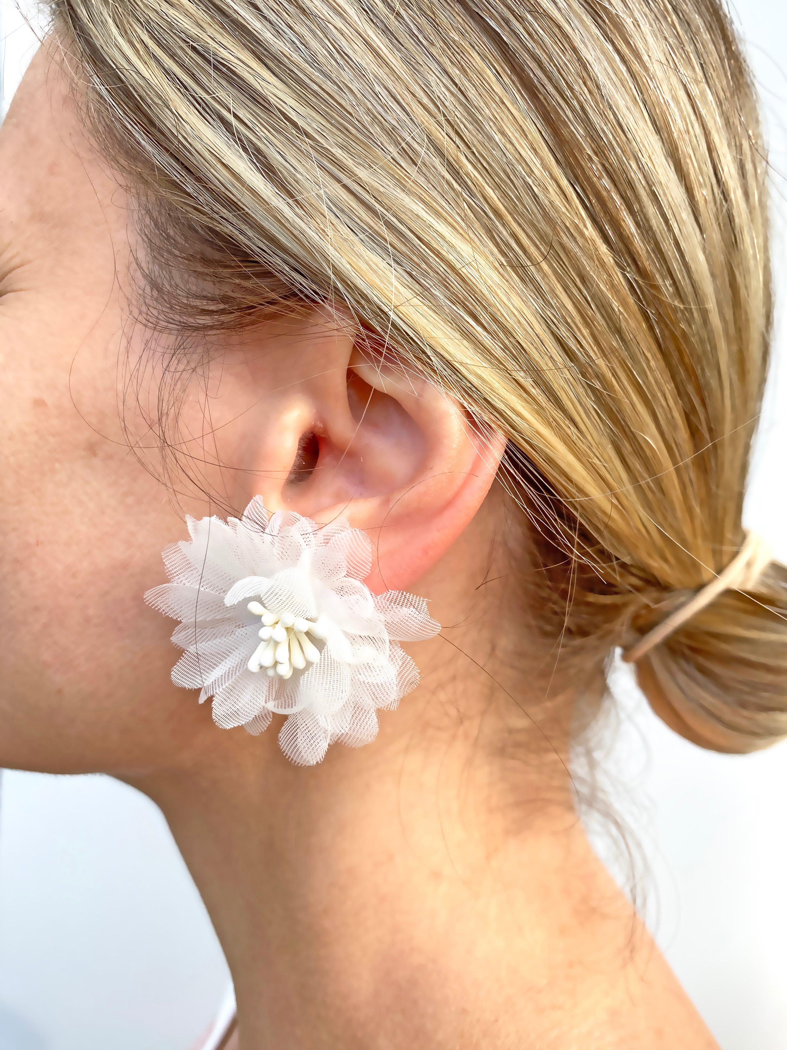 Çiçek Formunda Beyaz Tül Küpe