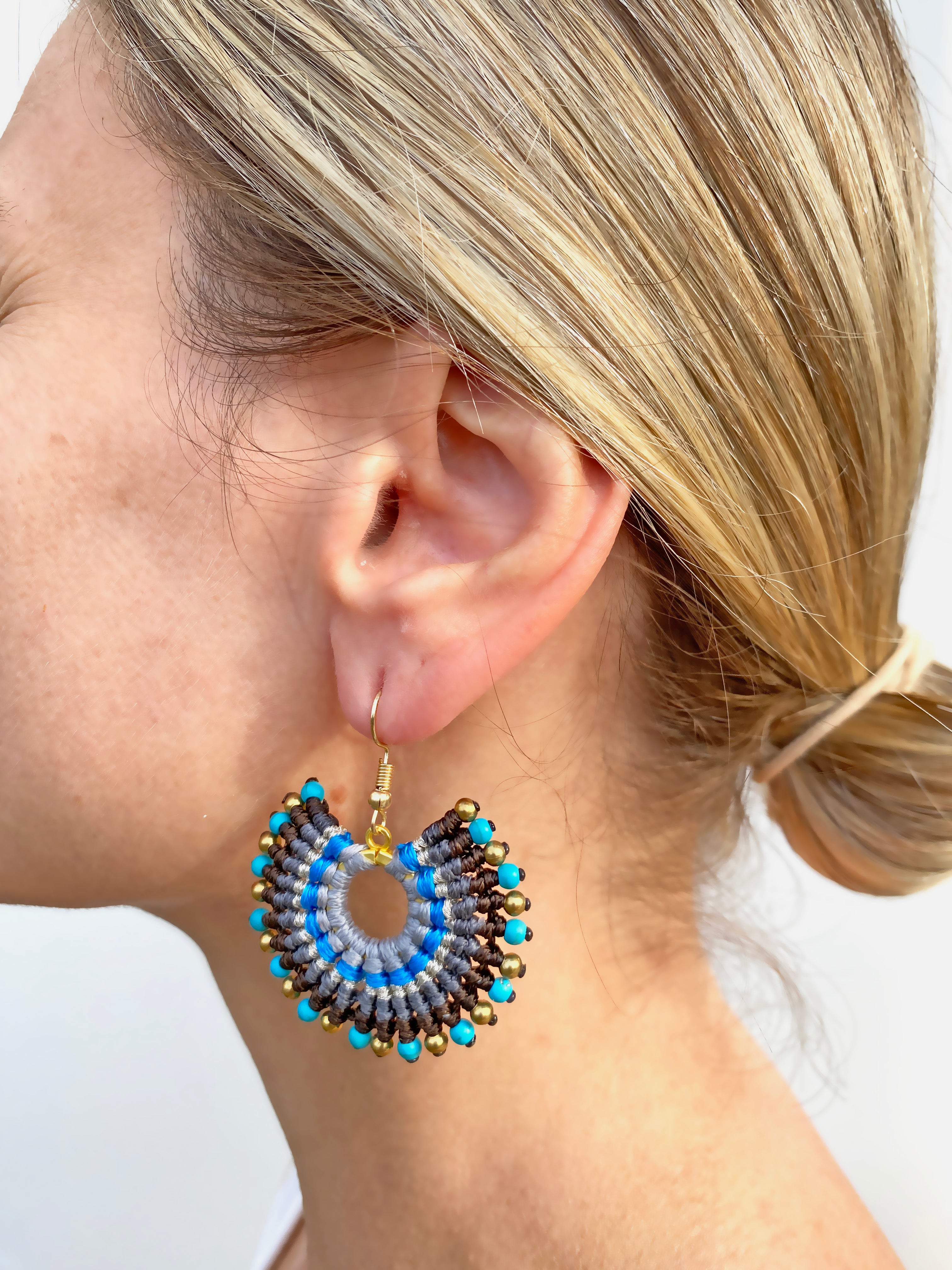 Mavi Yarım Ay El Yapımı Örgü Küpe