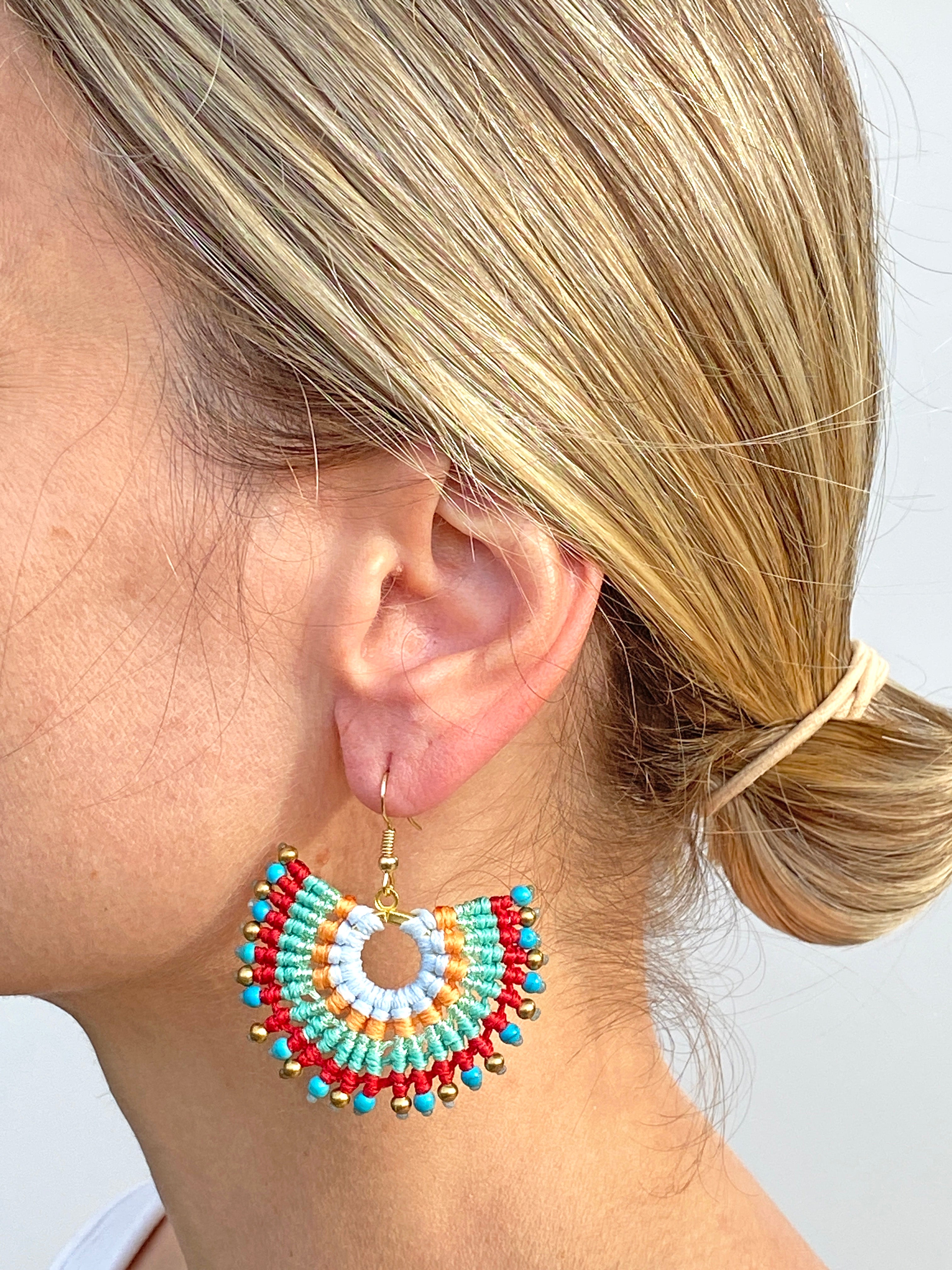 Turkuaz Yarım Ay El Yapımı Örgü Küpe