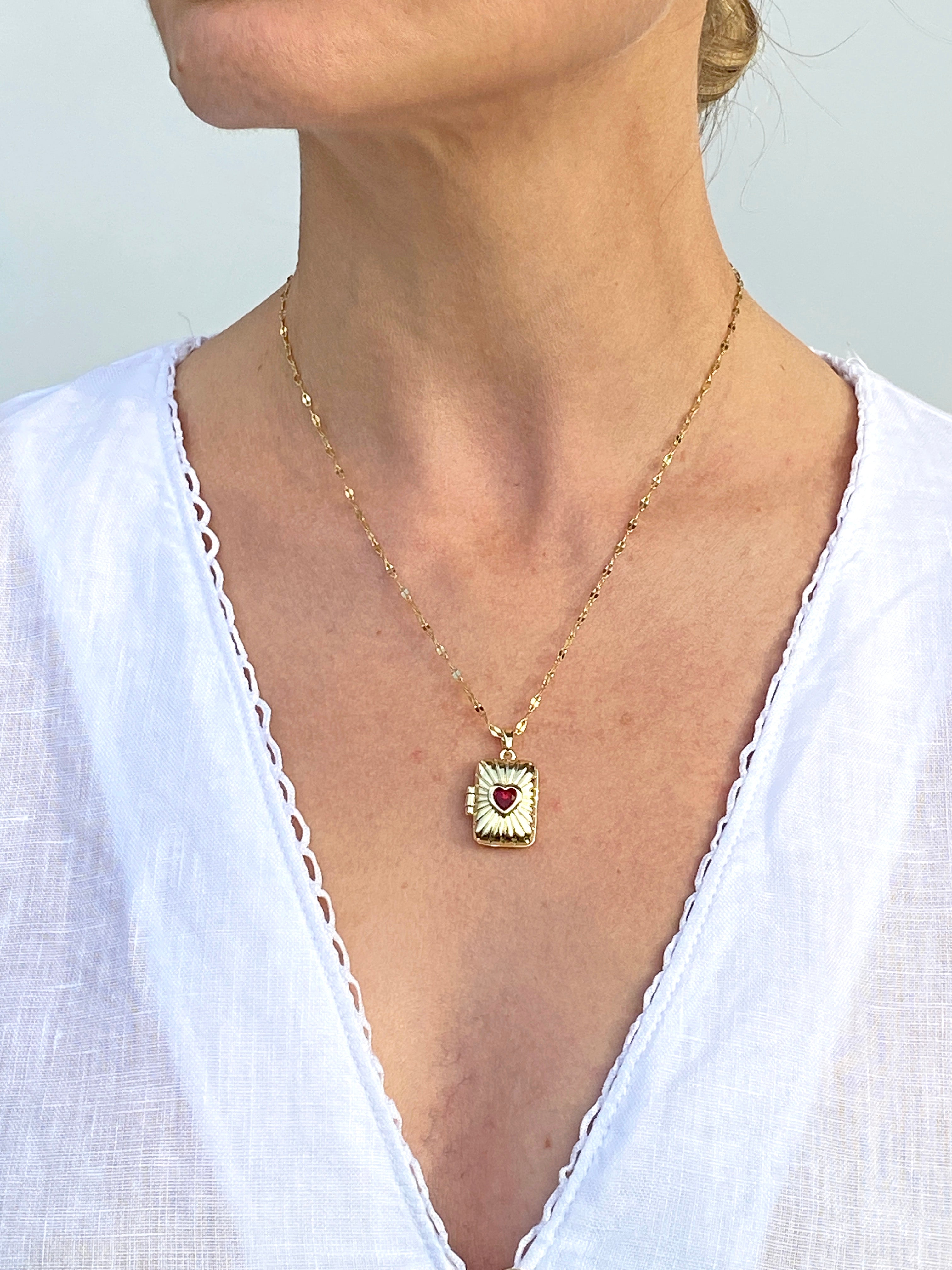 Kalpli Çerçeve Altın Renk Çelik Kolye