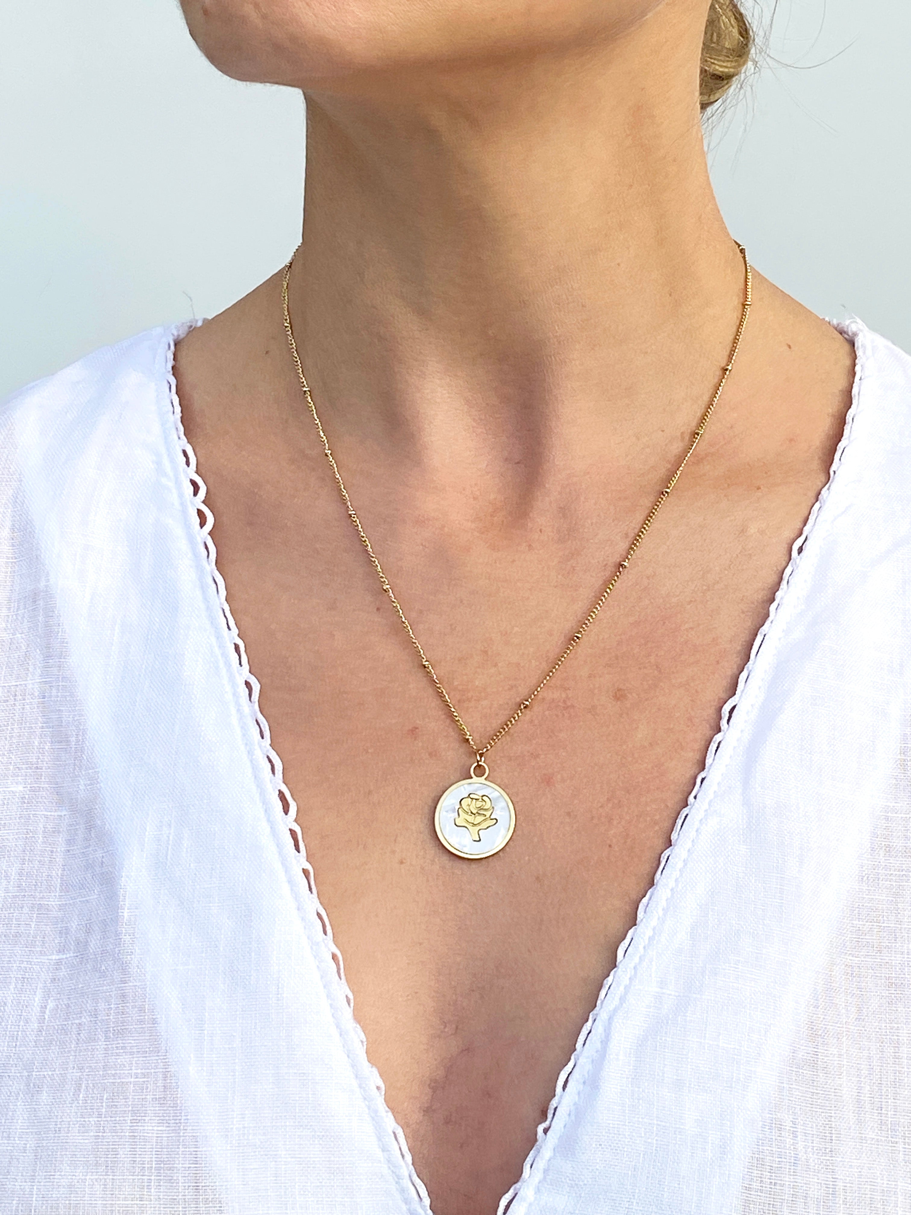 Sedef Çiçek Altın Renk Çelik Kolye