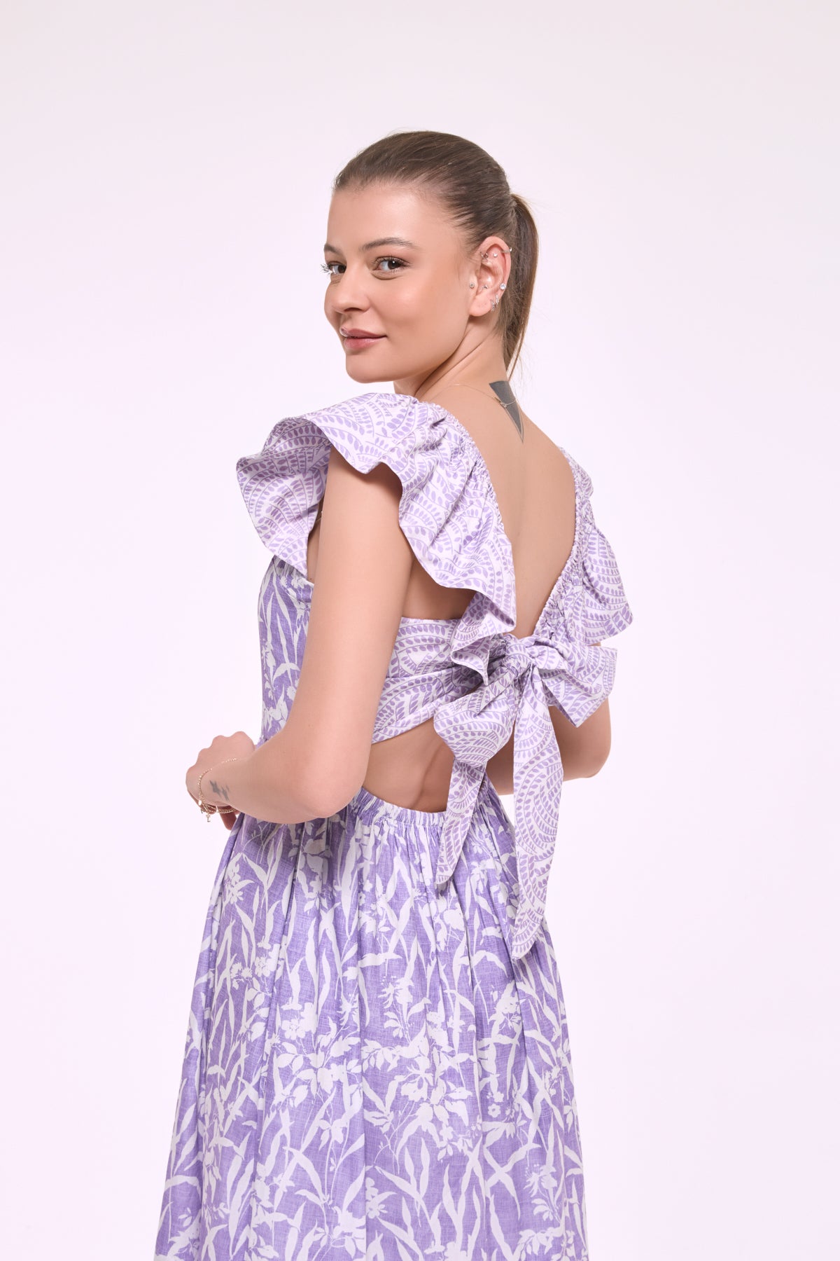 Shoulder detail of Dafne lilac midi dress